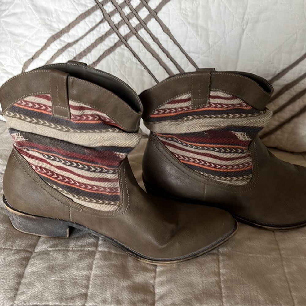 Unionbay Bootie With Slouch Patterned Top Size 9.5 - image 4